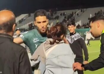 إيقاف حارس مرمى إيراني بسبب واقعة “المعانقة”