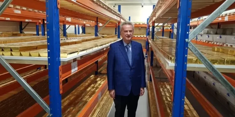 حاكم البنك المركزي وسط سبائك الذهب.. ولبنانيون “ودعوها”