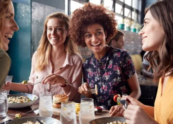 5 حيل نفسية سحرية.. تجعل الناس تحبك فوراً