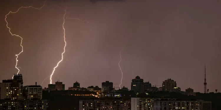 حرب المسيرات تشتعل.. انفجارات تهز العاصمة الأوكرانية