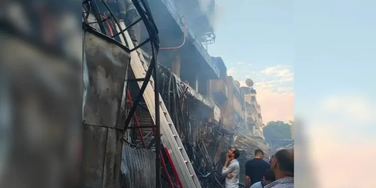 مصر.. حريق ضخم يلتهم سوقا عمره 70 عاما في السيدة زينب