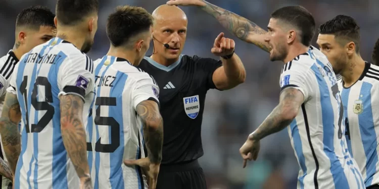 رغم الصفعة لفرنسا.. حكم نهائي المونديال يعترف بخطأ