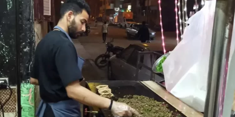 حكاية حكم كرة قدم مصري.. يعمل بائع كبدة