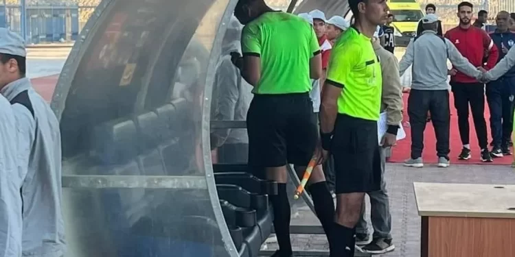 بالفيديو.. حكم مصري يلغي هدفا مستعينا بهاتفه بدلا من “الفار”