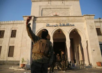 تقرير: إيران تبدأ في إجلاء قادة عسكريين وموظفين دبلوماسيين من سوريا