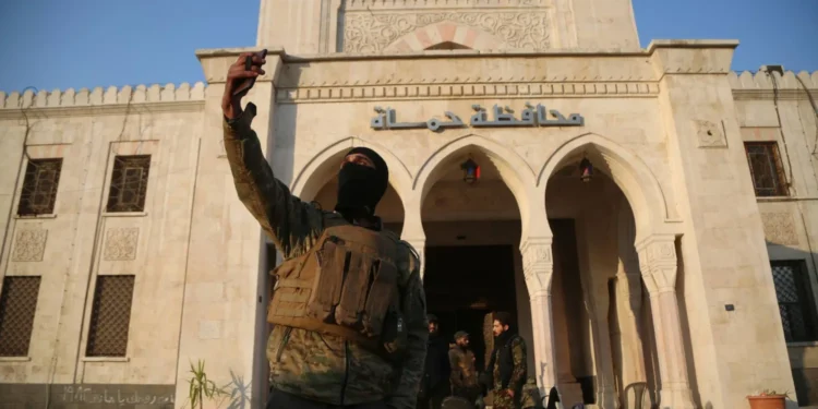 تقرير: إيران تبدأ في إجلاء قادة عسكريين وموظفين دبلوماسيين من سوريا