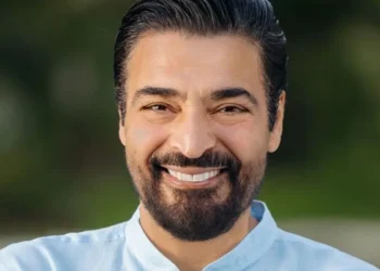 “سب وبصق”.. مشادة بين حميد الشاعري وحلاق يوثقها فيديو