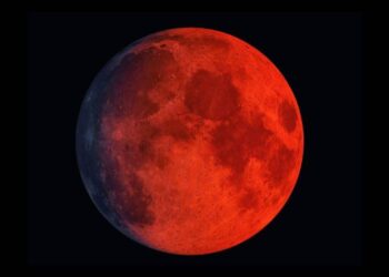 العالم يترقب الخسوف الكلي الذي يغطي قرص القمر لمدة 5 ساعات