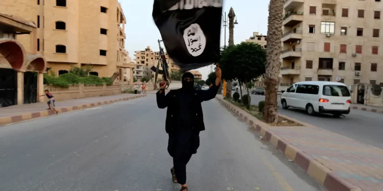 داعش يراهن على “أشبال الخلافة”.. مقتل قيادي كبير في الرقة