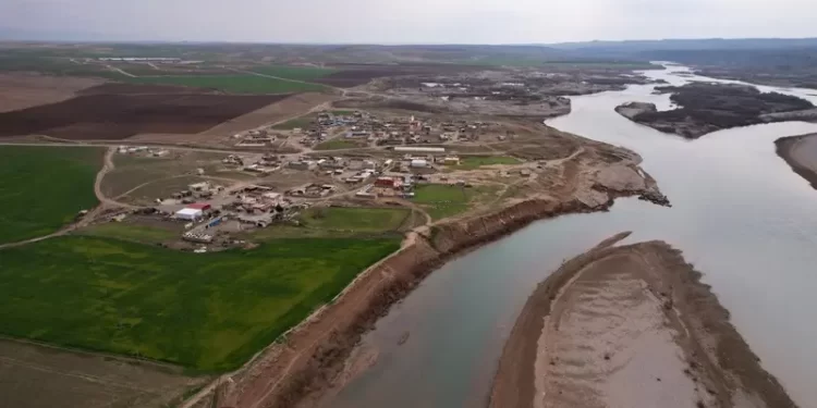 روى سومر وبابل.. شاهد نهر دجلة بالعراق يلفظ أنفاسه