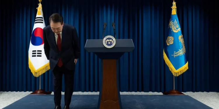 غضب بدأ بحقيبة ديور لزوجته.. رئيس كوريا “آسف اعذروني”