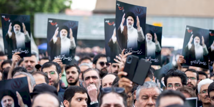 الغارديان: لم يكن إبراهيم رئيسي معتدلاً لكن مصرعه قد يجعل إيران أكثر تشدداً