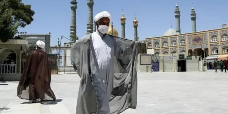 تطور خطير بإيران.. جرح 4 رجال دين في قم على أيدي مجهولين
