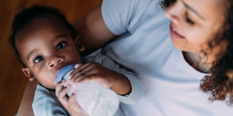 منظمة الصحة العالمية تسعى إلى منع منتجي المحتوى من الترويج للحليب الصناعي