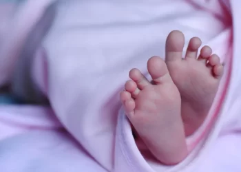 معجزة أنقذت رضيعة.. وُضعت بحقيبة وأُلقيت بالنهر