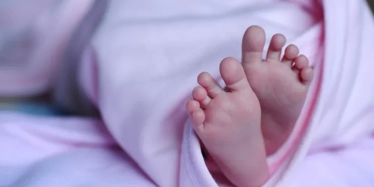 معجزة أنقذت رضيعة.. وُضعت بحقيبة وأُلقيت بالنهر
