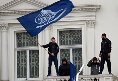 لندن تعتقل اربعة اشخاص اقتحموا سفارة ايران وانزلوا علمها ورفعوا الشيرازي