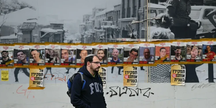 مكبرات صوت وصراخ.. أقارب الرهائن يخترقون سياج غزة