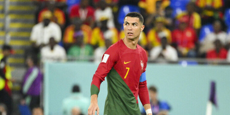 رونالدو يثير الجدل بعدما أخرج شيئا من سرواله الداخلي وأكله في مواجهة غانا (فيديو)