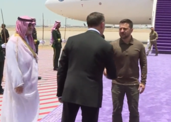 زيلنسكي يصل إلى جدة للمشاركة بالقمة العربية ويؤكد أنه سيلتقي بن سلمان (فيديو)