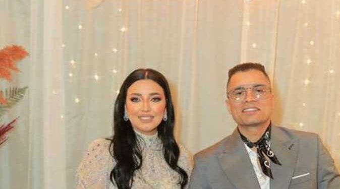 عروس حسن شاكوش تسجد لله شكراً على زواجهما (صورة)