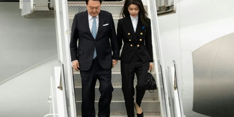 “حقيبة ديور” تتسبب في فضيحة لزوجة رئيس كوريا الجنوبية