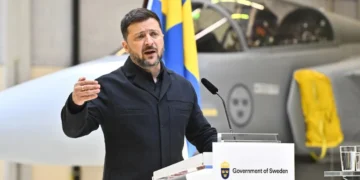 زيلينسكي يحذّر: قد تتحول الأنتخابات زمن الحرب إلى “تسونامي”