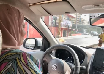 نجاح.. سائقة “تاكسي” تتحدى أزمة لبنان و”النظرة الذكورية”