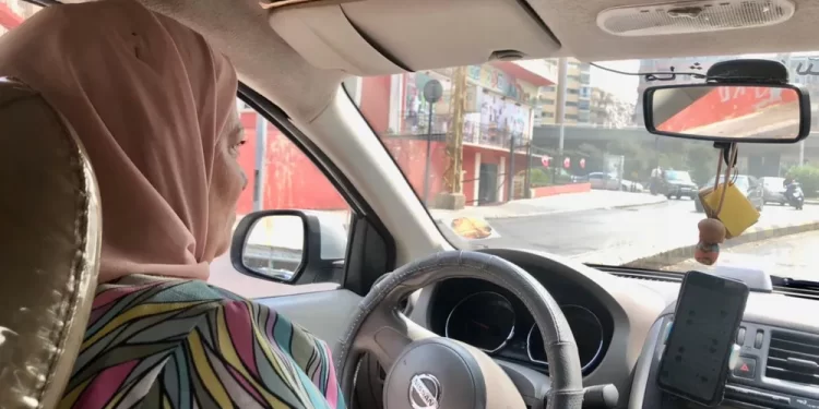 نجاح.. سائقة “تاكسي” تتحدى أزمة لبنان و”النظرة الذكورية”