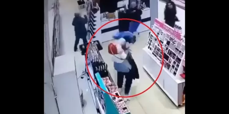 فيديو مروع من العراق.. طفل يسقط على رأس سيدة داخل مركز تجاري