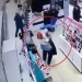 فيديو مروع من العراق.. طفل يسقط على رأس سيدة داخل مركز تجاري
