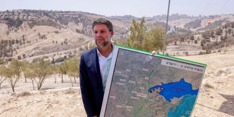 سموتريتش يطرح خطة “التهويد” من الضفة إلى النقب