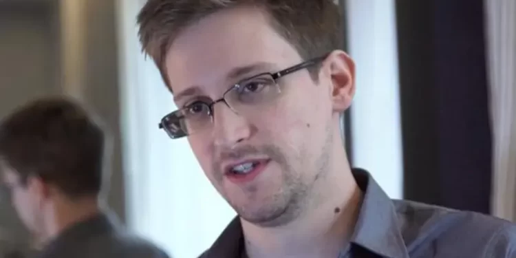 بوتين يمنح سنودن المنشق عن الاستخبارات الأميركية الجنسية