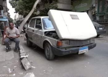 “بدلا من الوقود” … مصري يحول سيارته القديمة للعمل بالكهرباء