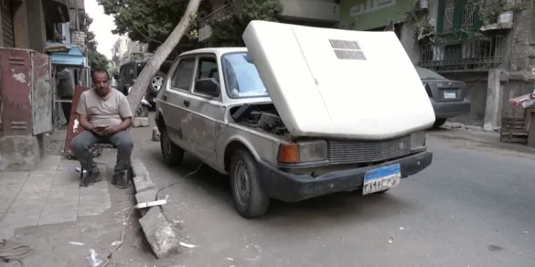 “بدلا من الوقود” … مصري يحول سيارته القديمة للعمل بالكهرباء
