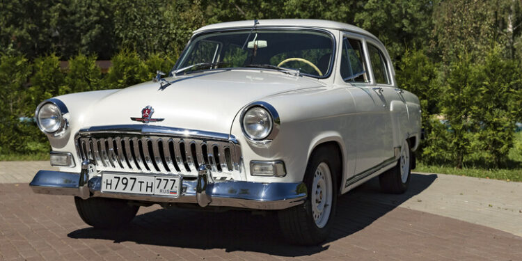 وزير الصناعة الروسي يرجح إحياء صناعة سيارتي “موسكوفيتش” و”بوبيدا” من العهد السوفيتي