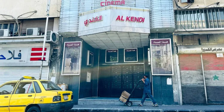 “فنانون وكتاب” ينتقدون قرار إخلاء مبنى سينما تاريخية في دمشق