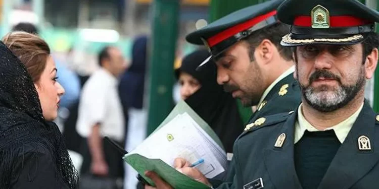 إيران تحل شرطة الأخلاق.. وتراجع قانون الحجاب