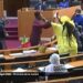 لكمات وضرب بالكراسي.. فيديو لعراك في البرلمان السنغالي
