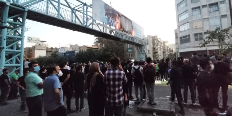 “الموت للديكتاتور” حناجر الايرانيين تصدح في طهران..ودعوات لإضراب المدارس