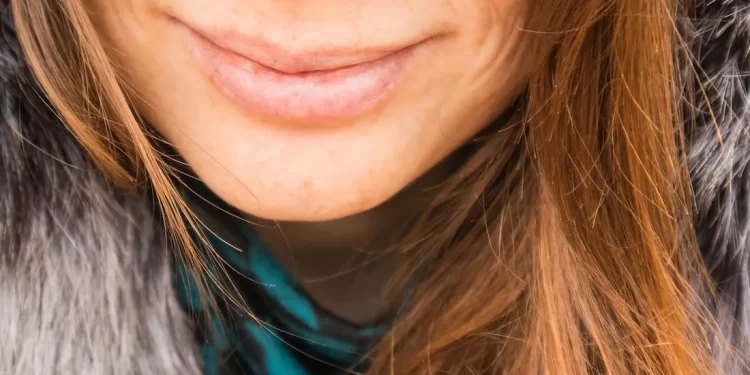 مشكلة الاجواء الباردة.. كيف تتخلص من تشقق الشفتين المؤلم؟