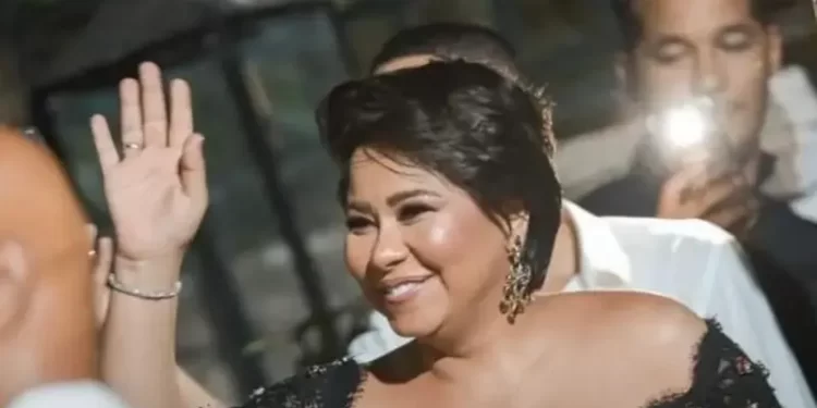 شيرين تقبل يد طبيبها النفسي أمام جمهور مهرجان قرطاج