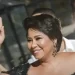 شيرين تقبل يد طبيبها النفسي أمام جمهور مهرجان قرطاج