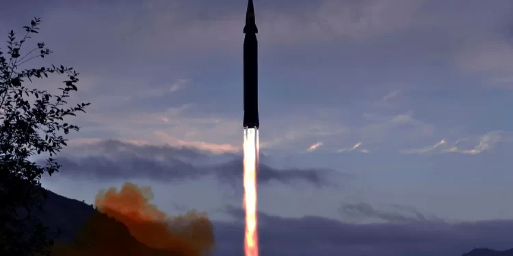 كوريا الشمالية تطلق صاروخا باليستيا صوب البحر