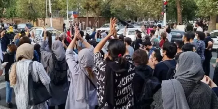 الحرس الثوري الايراني يهاجم منازل صحافيين ويصادر أجهزتهم