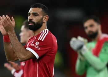 حارس مرمى ليفربول يرد على أزمة محمد صلاح
