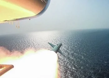 فيديو.. الحرس الثوري الايراني يطلق صواريخ موجهة بالذكاء الاصطناعي بمياه الخليج