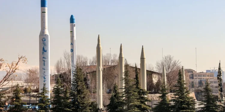 اعلام غربي: طهران تمتلك اكثر من 2000 صاروخ باليستي تهدد امن المنطقة