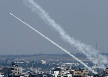 المقاومة الفلسطينية تطلق عشرات الصواريخ على تل ابيب رداً على اغتيال قادتها (فيديوهات)