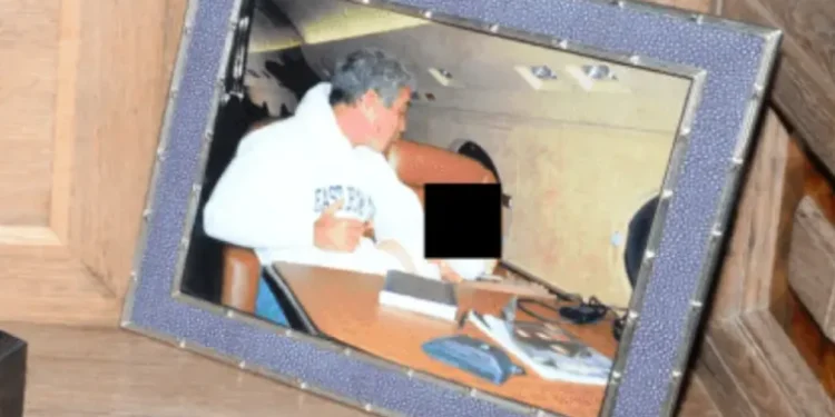 “سلوك مريب” لصور صادمة مع قاصرات في ملفات إبستين